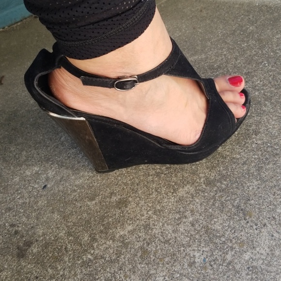 Shoes - Picture 7 of 8